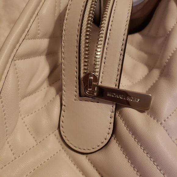 Authentic Michael Kors Kathy Large Satchel - Picture 9 of 9